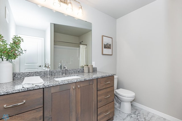 bathroom featuring a shower with curtain, vanity, and toilet