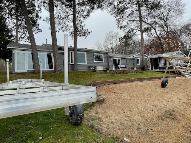 view of front of property featuring a front lawn