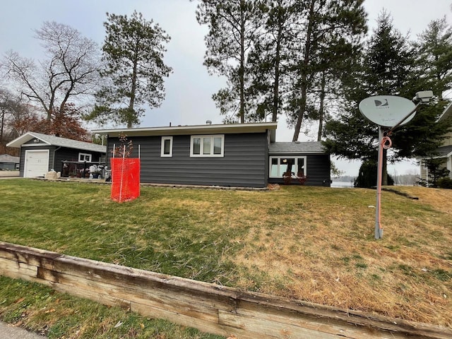 view of front of property featuring a front lawn