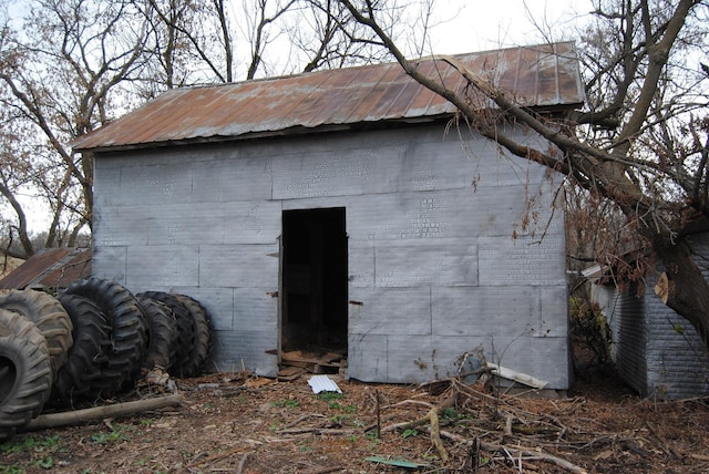 view of outbuilding