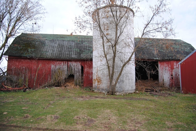 view of outdoor structure featuring a yard