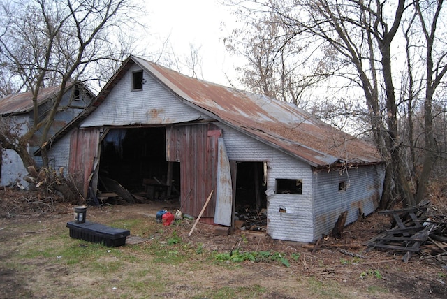 view of outbuilding