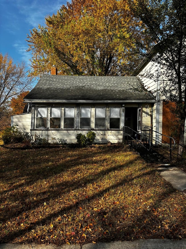 view of front of property featuring a front lawn