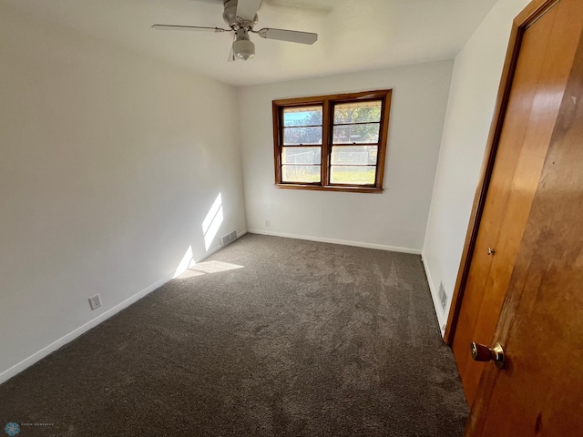 carpeted empty room featuring ceiling fan