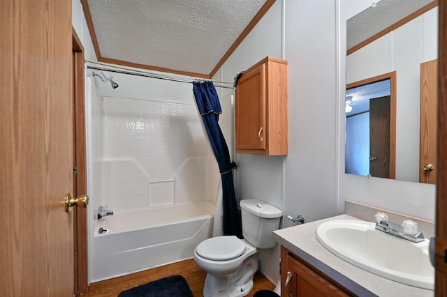 full bathroom featuring hardwood / wood-style floors, lofted ceiling, toilet, a textured ceiling, and shower / tub combo