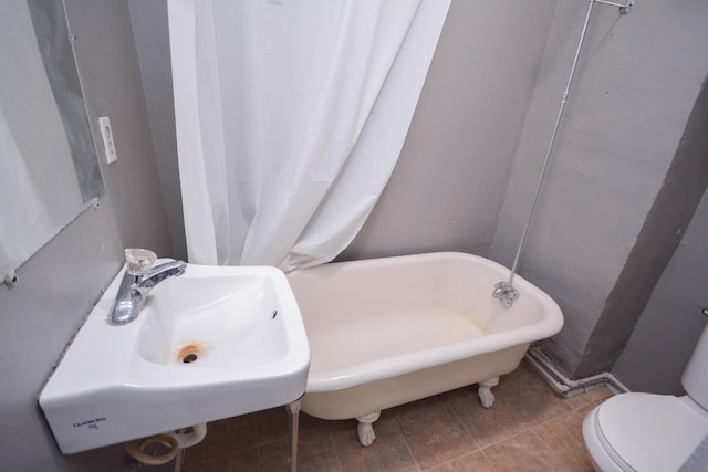 107 3rd Ave SW, Austin, MN 55912 - bathroom with tile patterned flooring, toilet, a bathtub, and sink