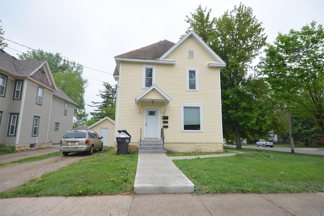 view of front of house featuring a front lawn