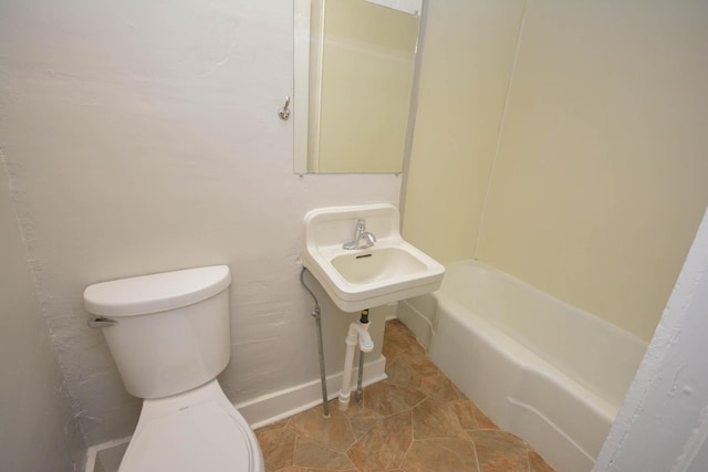 107 3rd Ave SW, Austin, MN 55912 - bathroom with tile patterned floors, a washtub, and toilet