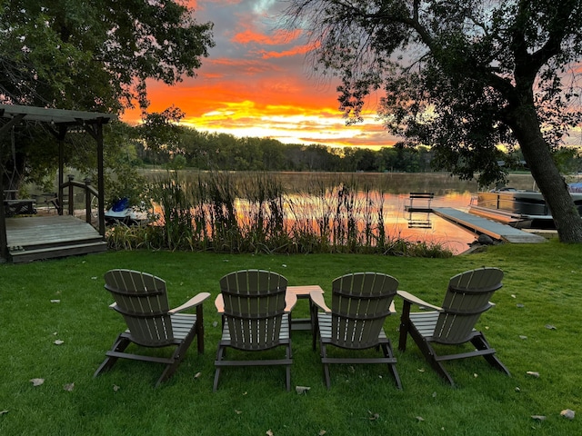 view of yard at dusk