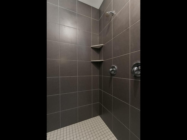 bathroom featuring tiled shower