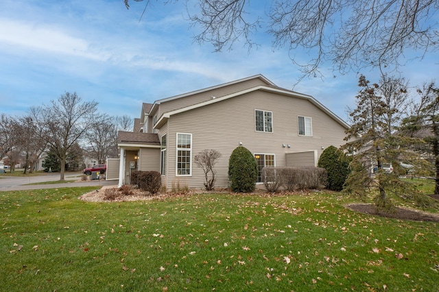 view of side of property featuring a lawn