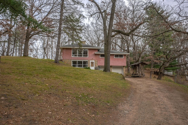 view of front facade featuring a front lawn and a garage