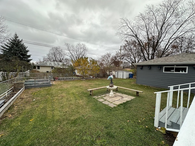 view of yard featuring a storage shed