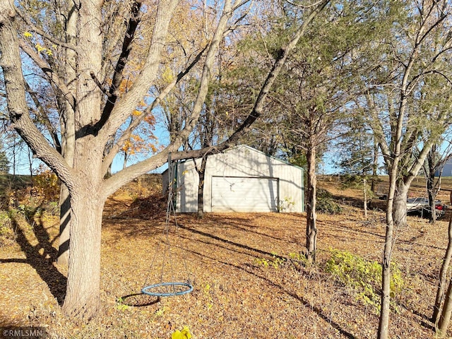 view of yard featuring an outbuilding
