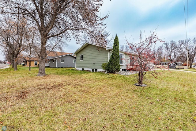 view of side of property featuring a lawn