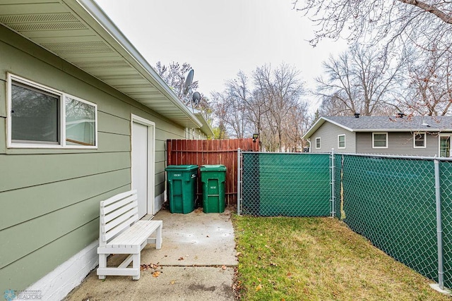 view of yard featuring a patio area