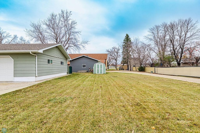 view of yard featuring a storage shed