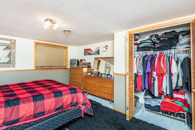 bedroom featuring a closet and a textured ceiling