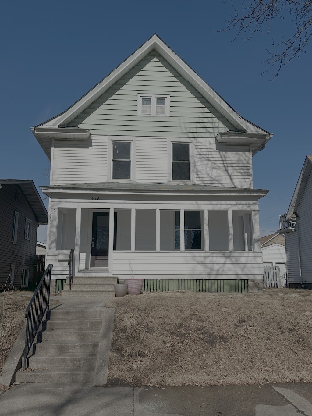 view of front of home featuring a porch