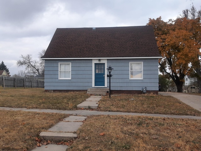 view of front of property featuring a front lawn