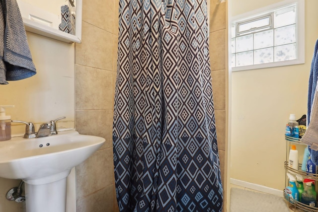 bathroom featuring sink and a shower with shower curtain