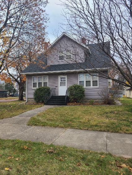 view of front of property with a front yard