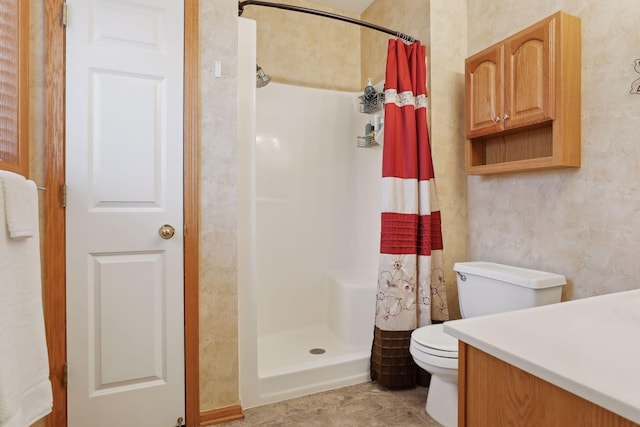 bathroom featuring a shower with shower curtain, vanity, and toilet