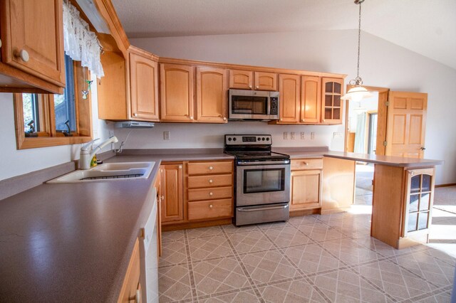 kitchen featuring sink, stainless steel appliances, lofted ceiling, decorative light fixtures, and light brown cabinetry