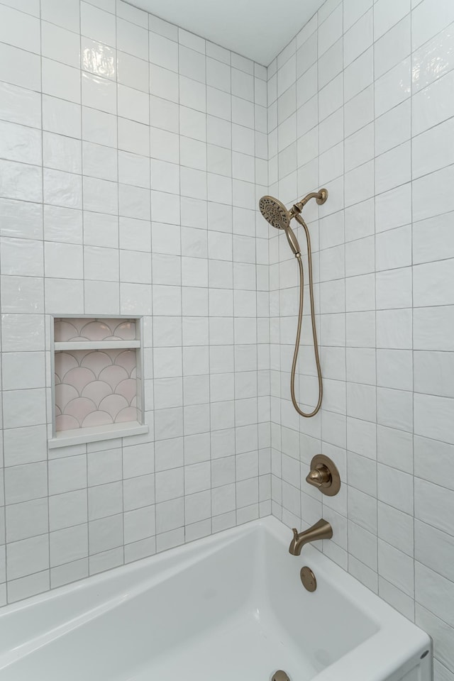 bathroom with tiled shower / bath