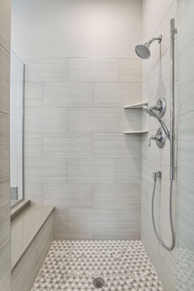 bathroom featuring a tile shower