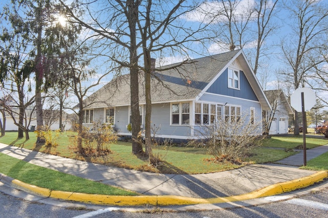 view of front of property featuring a front yard and a garage