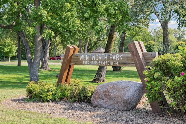 community sign with a lawn