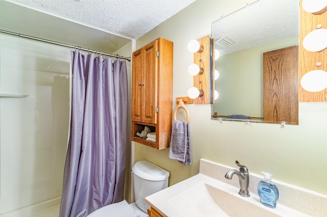 full bath with visible vents, toilet, vanity, a shower with curtain, and a textured ceiling