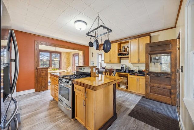 kitchen with crown molding, wine cooler, light wood-type flooring, a kitchen island, and stainless steel appliances