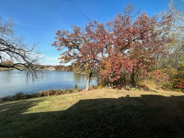 view of yard featuring a water view