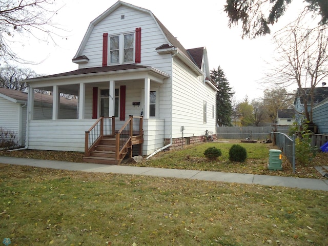 view of front of property featuring a front yard