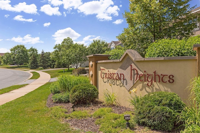 community / neighborhood sign featuring a lawn