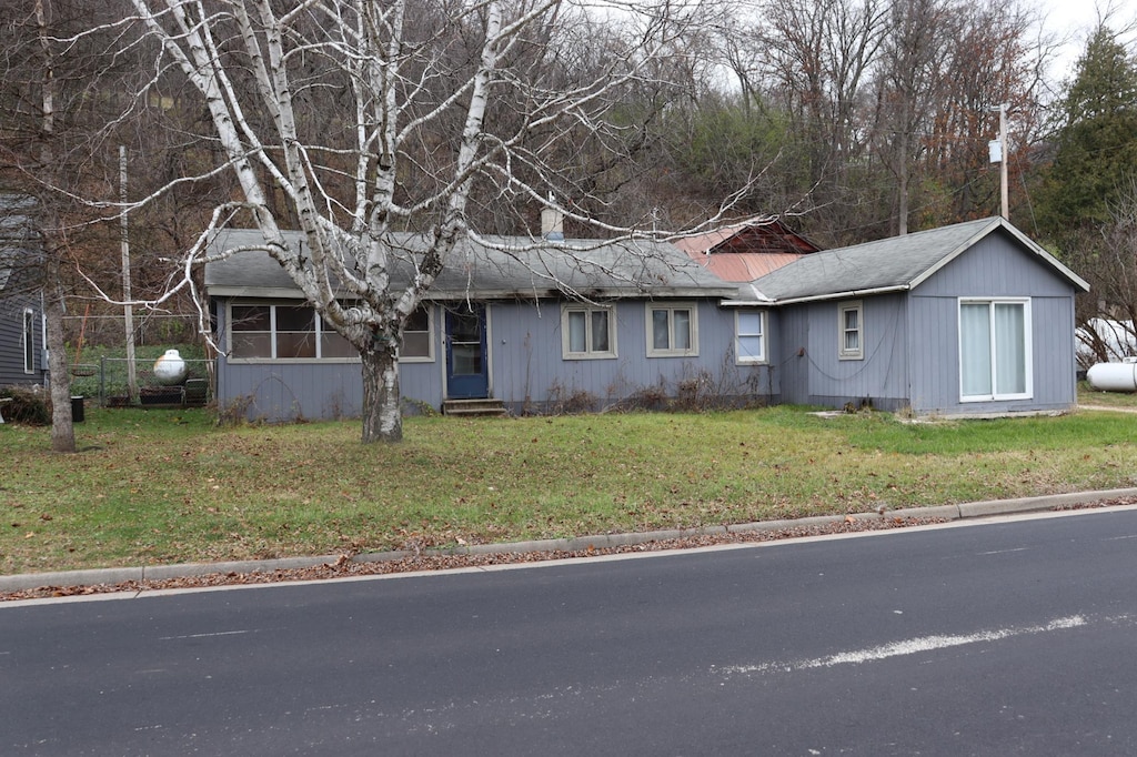 view of front facade featuring a front yard