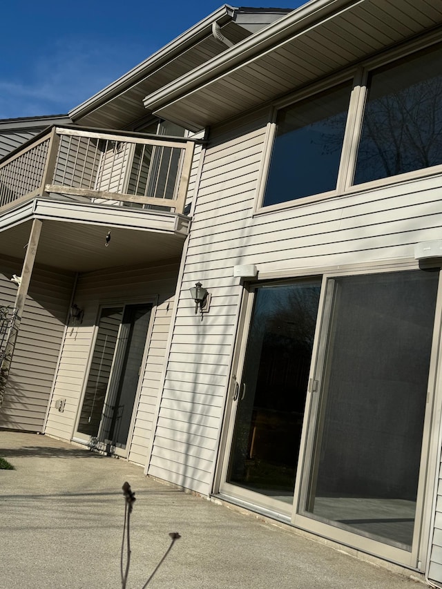 property entrance featuring a balcony