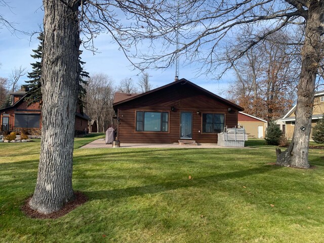 view of front of property featuring a front yard