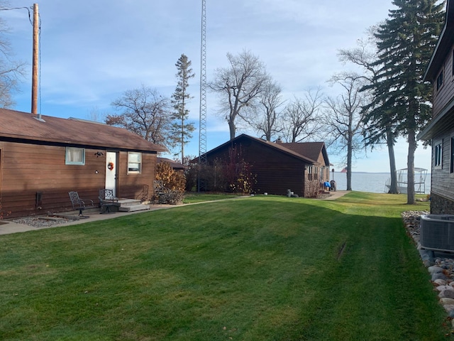 view of yard featuring a water view