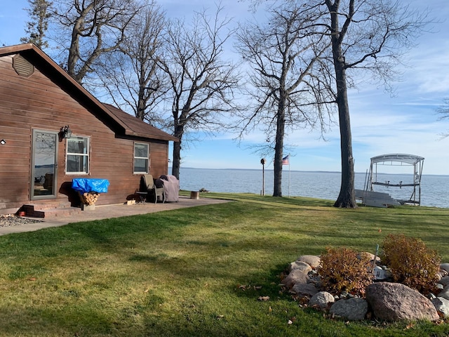 view of yard featuring a water view