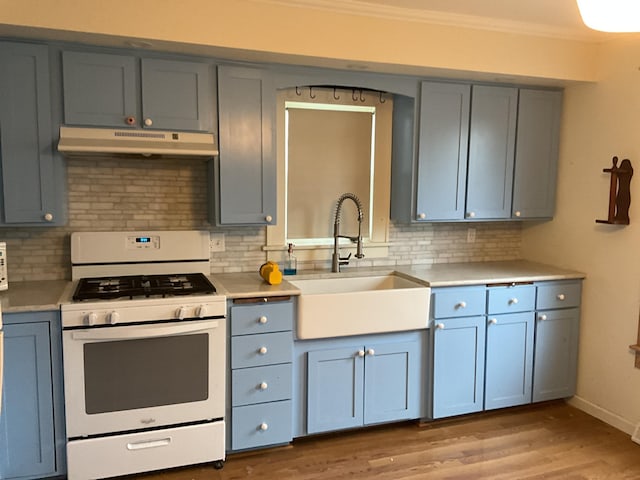 kitchen with tasteful backsplash, sink, hardwood / wood-style flooring, white range with gas stovetop, and gray cabinets