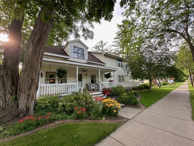 view of front facade featuring a front lawn and covered porch