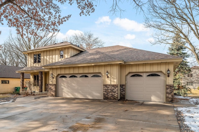 view of front of house featuring a garage