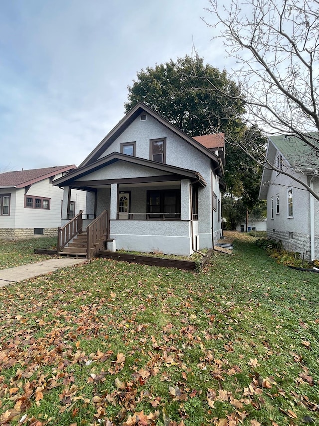 view of front of house featuring a front lawn