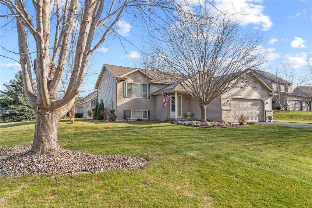 view of front of house featuring a garage and a front yard