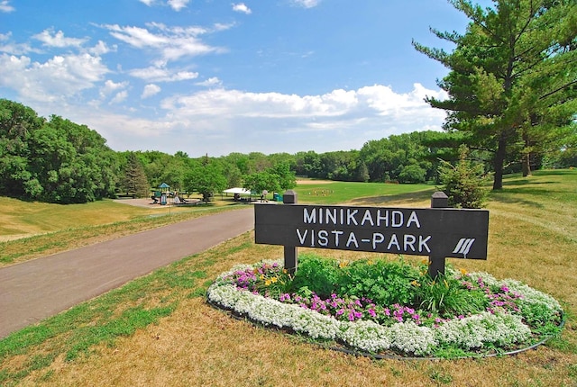 community / neighborhood sign featuring a yard