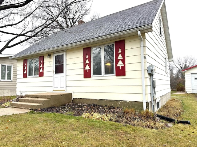 view of front facade with a front yard