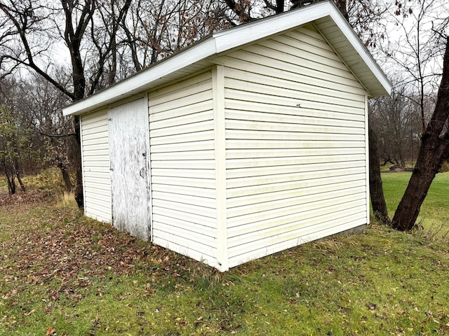 view of outbuilding with a yard